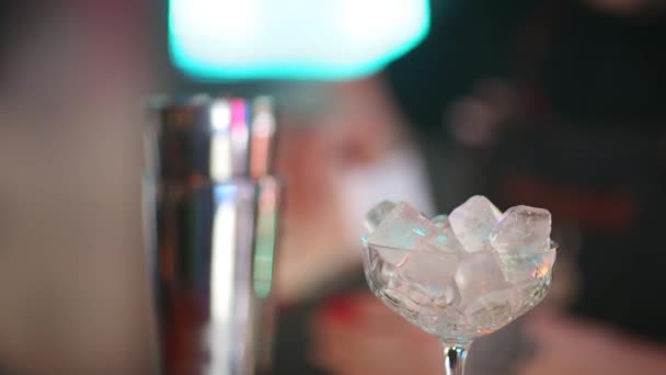 专家酒保正在夜总会做鸡尾酒 专业的酒保在酒吧工作 在夜总会的派对上将甜饮料倒进玻璃里 巴曼正在装饰鸡尾酒 — 图库视频影像