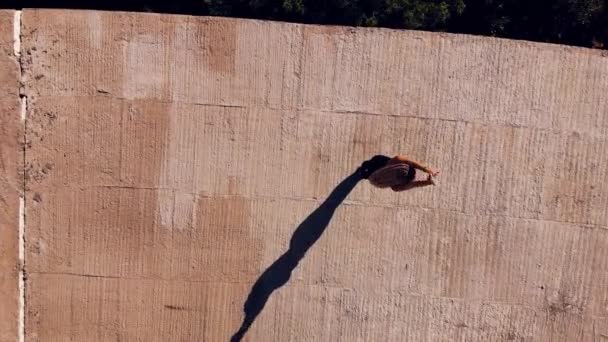 Giovane donna che fa yoga. il tetto di una casa abbandonata. vista dall'alto. rimosso dal drone . — Video Stock