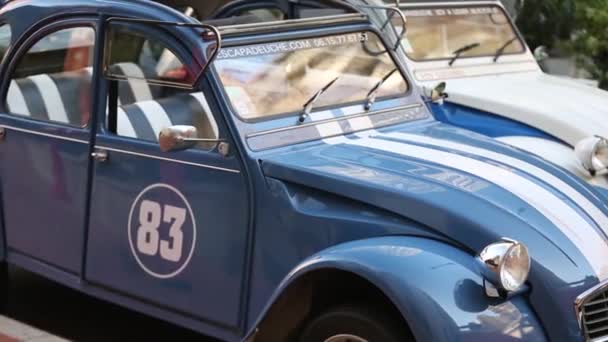 Monaco, Monako - 5 Temmuz, 2018: Retro araba park edilmiş eski Avrupa, şehir sokak. — Stok video