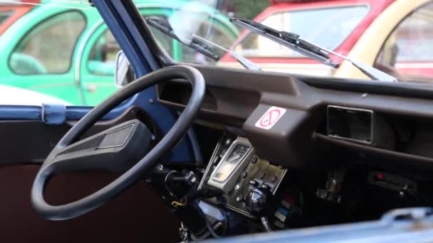 MONACO, MONAKO - 5 de julio de 2018: Coche retro estacionado en la antigua calle de la ciudad europea . — Vídeos de Stock