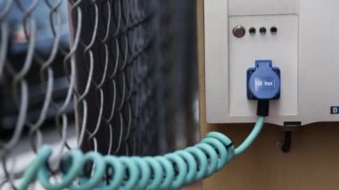 Monaco, Monako - 5 Temmuz, 2018: Mikro-Araba Renault modeli Twizy şehir sokak ile uzatılabilir kablosu takılı şarj siyah.