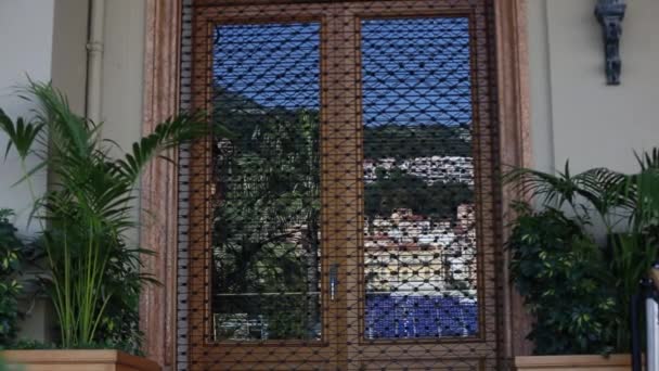 Piękny widok na duże, drewniane okna, które wychodzą na balkon. — Wideo stockowe