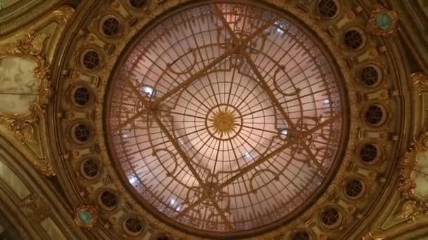 Barcelona, Spanje -, 10 augustus 2018: Inner celling van hall in Monte Carlo casino in Monaco — Stockvideo