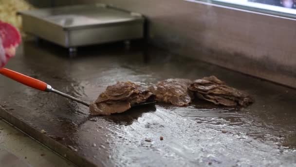 Leone di maiale affumicato su un carbone. Cucinare sulla stufa a carbone . — Video Stock