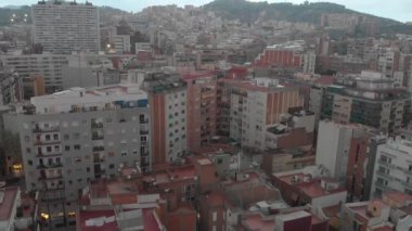 Sants-Montjuic yerleşim bölgesi helikopterden hava görünümünü. Barcelona