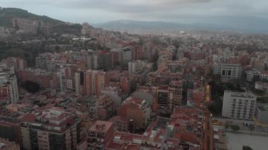 Helikopter havadan görünümü Sants-Montjuic yerleşim bölgesi. Barcelona