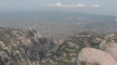 Montserrat, Katalonya, İspanya. Hillside mağara Santa Cova De Montserrat veya yaz günü kutsal Montserrat mağara üstten görünüm.