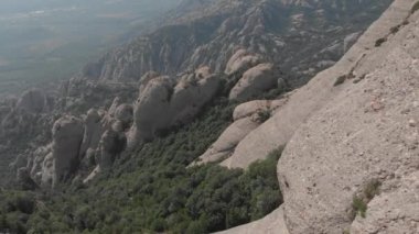 Montserrat, Katalonya, İspanya. Hillside mağara Santa Cova De Montserrat veya yaz günü kutsal Montserrat mağara üstten görünüm.