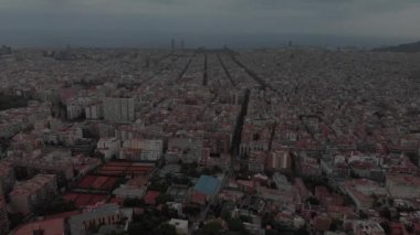 Helikopter havadan görünümü Sants-Montjuic yerleşim bölgesi. Barcelona