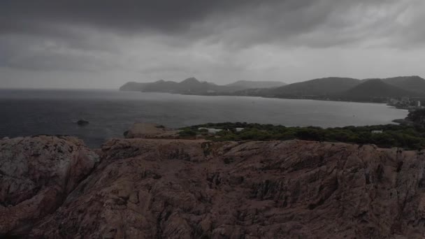 Világítótorony a Cape Formentor partjainál Észak-Mallorca, Spanyolország. Művészi napkelte és alkonyatkor landascape — Stock videók