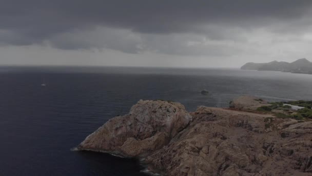位于西班牙北马洛卡海岸福门特角的灯塔。艺术日出和黄昏的陆地景观 — 图库视频影像