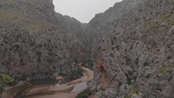 Bağlantı noktası de Sa Calobra - güzel sahil yolu ve peyzaj Mallorca, İspanya — Stok video