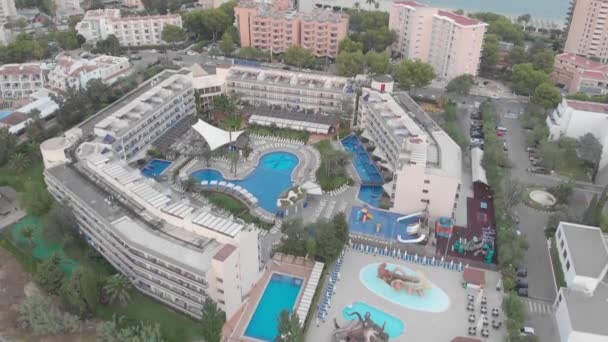 Barcelona, Španělsko - 22 srpna 2018: zobrazení venkovní bazén v hotelu — Stock video
