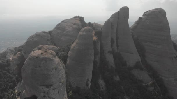 Montserrat, Španělsko. Pohled shora svahu jeskyni Santa Cova De Montserrat nebo svaté jeskyně Montserrat v letním dni. — Stock video