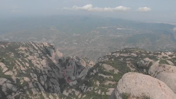 Монсеррат, Каталония, Испания. Вид сверху на холмистую пещеру Санта-Кова-де-Монсерра или Святую пещеру Монсерра в летний день . — стоковое видео