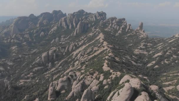 몬세라트, 카탈로니아, 스페인입니다. 언덕 동굴 산타 코 바 데 몬 또는 여름 날에 몬세라트의 거룩한 동굴의 상위 뷰. — 비디오