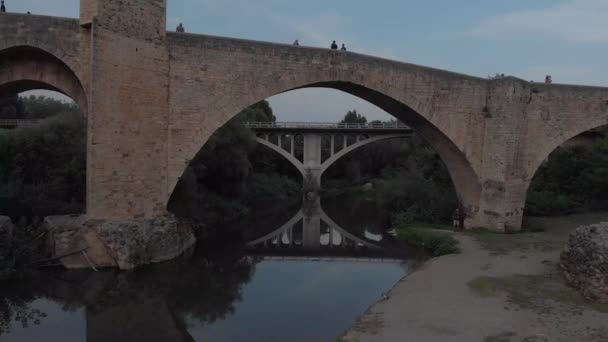 Besalu є середньовічної селі в провінції Жирона в Іспанії — стокове відео