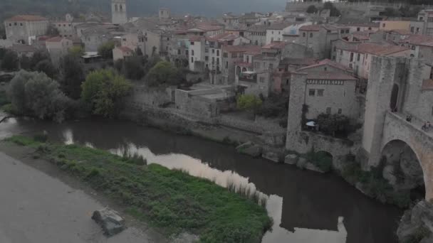 Besalu es un pueblo medieval en la provincia de Girona en España — Vídeo de stock