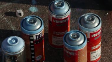 Merihaka, Helsinki Finlandiya - Mayıs 2018: Graffiti sanatçı boya püskürtme duvar, kentsel açık havada Street sanat kavramı, Handheld 1920 x 1080 sinema Hd ayak tonda.