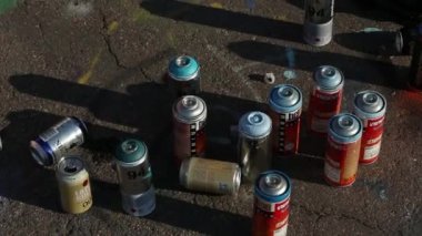 Merihaka, Helsinki Finlandiya - Mayıs 2018: Graffiti sanatçı boya püskürtme duvar, kentsel açık havada Street sanat kavramı, Handheld 1920 x 1080 sinema Hd ayak tonda.