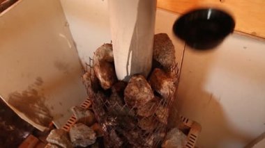 Sauna, buhar yapmak sıcak volkan taş maden suyu dökerek.