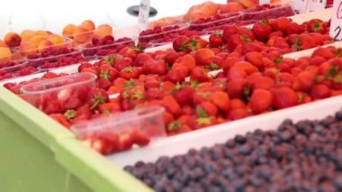 Bir semt pazarı, arka plan, Satılık Ahşap kutusunda taze çilek.