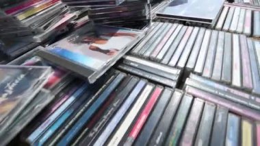 Helsinki, Finlandiya - 19 Haziran 2018: Cd stand ile eski kullanılan Cd diskler için bir hizmet satışı.