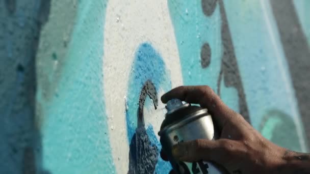 Merihaka, Helsinki Finlandia - Mayo 2018: Graffiti Artist Paint Spraying the Wall, Urban Outdoors Street Art Concept, Handheld 1920x1080 filmación HD en tonos cinematográficos . — Vídeo de stock