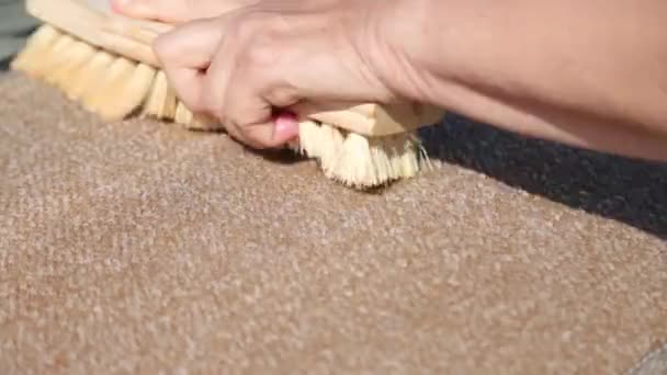 Teppiche Trocknen Der Sonne Teppichwaschplatz Strand Schwimmendes Dock Mit Tisch — Stockvideo