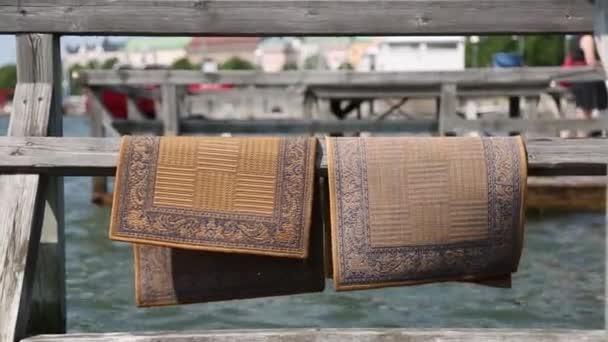 Tapis séchant au soleil dans le lieu de lavage de tapis sur la plage, quai flottant avec table pour laver les tapis dans la tradition du temps libre mer, charbon de bois Pile à l'arrière-plan . — Video