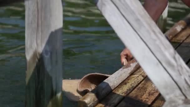 Koberce, sušení na slunci v koberci praní místo na pláži, plovoucí dok s tabulkou na mytí koberců v moře volného času tradici, miľa na pozadí. — Stock video