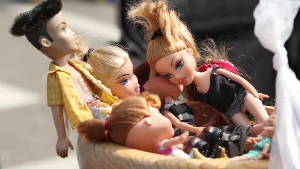 Helsinki, Finnland - 19. Juni 2018: Alte Puppen auf dem Flohmarkt. — Stockvideo