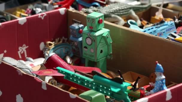 Helsingfors, Finland - 19 juni 2018: Vintage bil eller robot leksaker till salu på marknaden. — Stockvideo