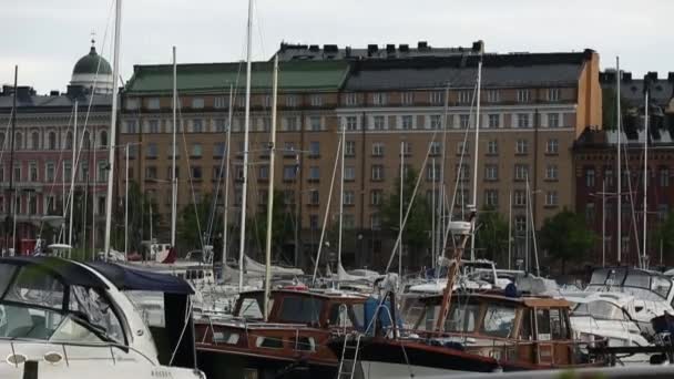 Segelbåtar parkerade i yacht club. — Stockvideo