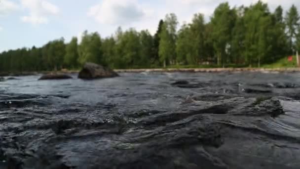 Bellissime increspature sul fiume scorrono su pietre colorate in estate . — Video Stock