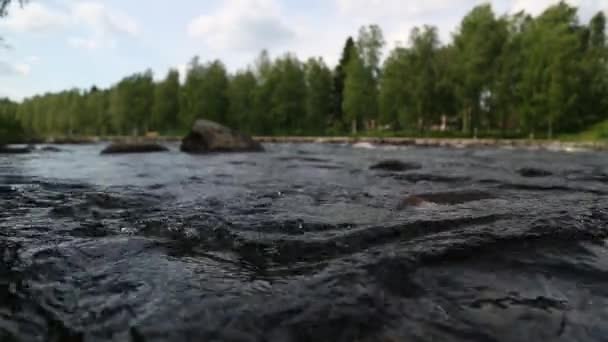 Belas ondulações no fluxo do rio sobre pedras coloridas no verão . — Vídeo de Stock