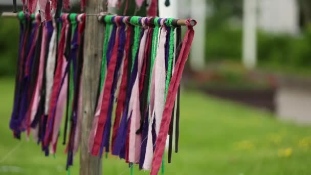 Bunte Bänder Wiegen Sich Wind Freien — Stockvideo