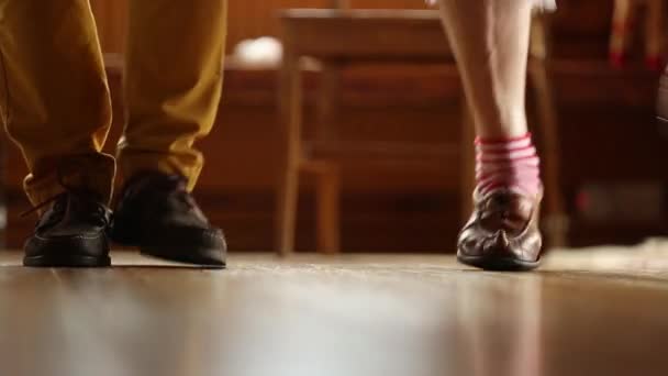 Close Up di piedi in bambini rubinetto danza classe di Babbo Natale . — Video Stock