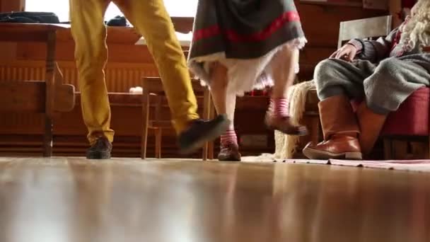 Füße aus nächster Nähe im Kinder-Stepptanzkurs Weihnachtsmann. — Stockvideo