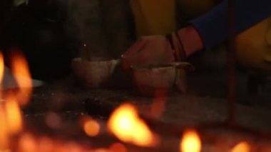 Çaydanlık kaynama alevler üzerinde ve ahşap günlükleri çölde geceleri yanma.