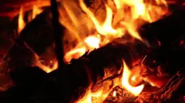 Bu yüzden normal şekilde pişirme sırasında odun alev.
