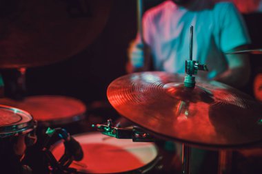 Profesyonel bateri seti yakın plan. Davulcu, canlı müzik konseri.