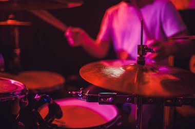 Profesyonel bateri seti yakın plan. Davulcu, canlı müzik konseri.