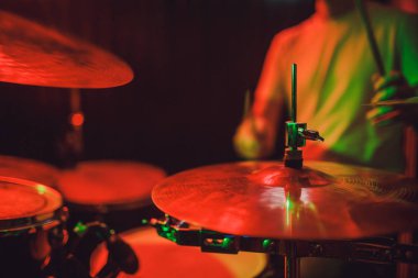 Profesyonel bateri seti yakın plan. Davulcu, canlı müzik konseri.