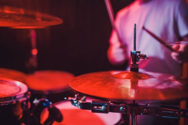 Profesyonel bateri seti yakın plan. Davulcu, canlı müzik konseri.