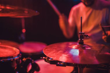 Profesyonel bateri seti yakın plan. Davulcu, canlı müzik konseri.