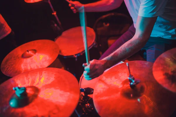 Professionele drumset close-up. Drummer met drums, live muziekconcert. — Stockfoto