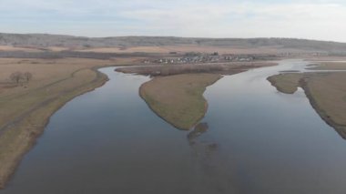 Maloyaz, nehirde sonbahar, Rusya, nehrin iki kanal modern dallanma.