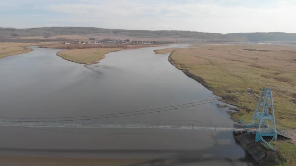 Maloyaz の川秋、ロシア、近代的な 2 つのチャネル分岐川. — ストック動画