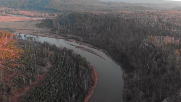 Republik Baschkortostan, Flüsse, herbstliche Idrisovskaya-Höhle. moderne Farbtonung — Stockvideo